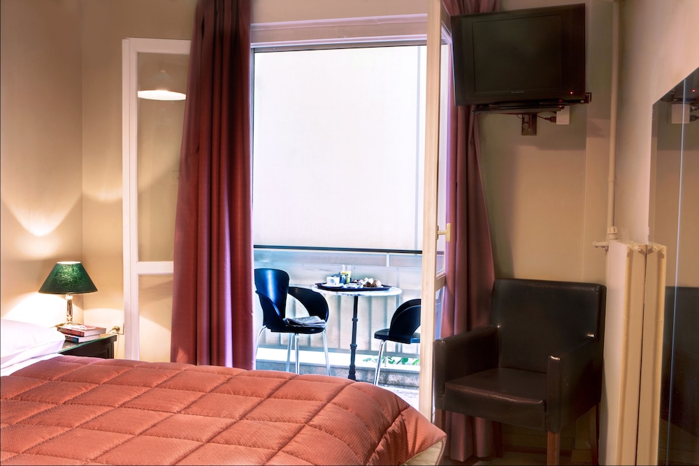 ROOM, DOUBLE OR TWIN BED
