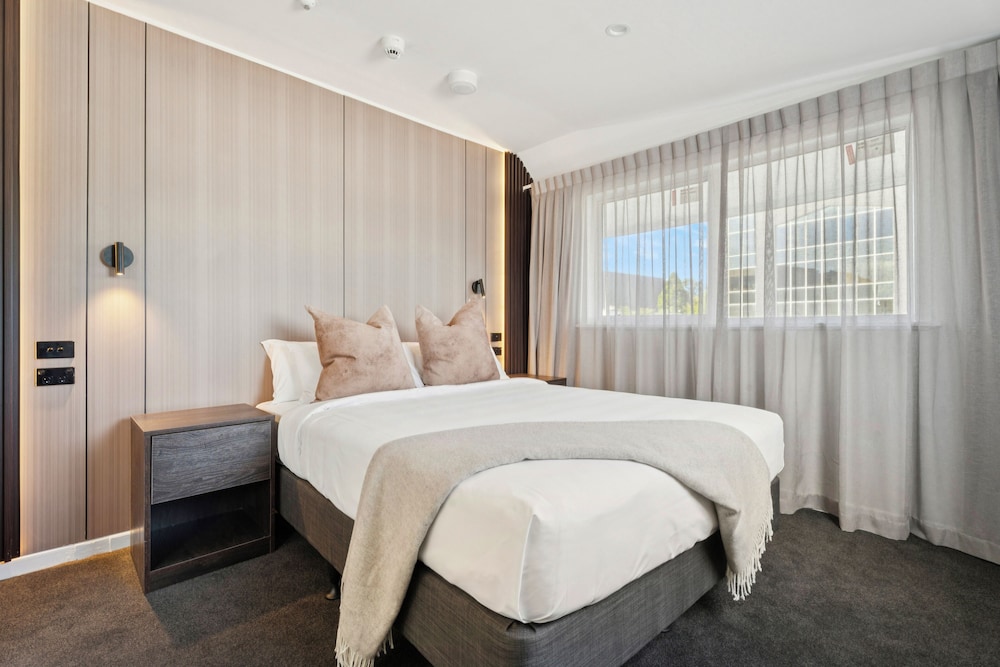 1 BEDROOM, LUXURY
