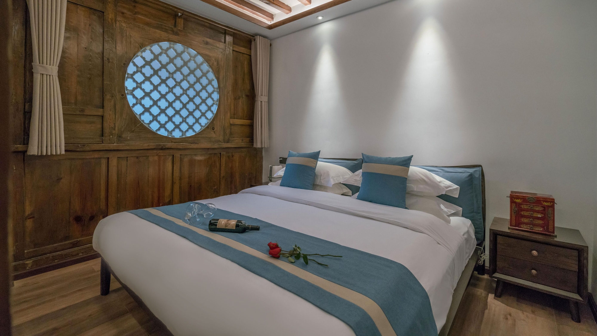 DELUXE, KING BED