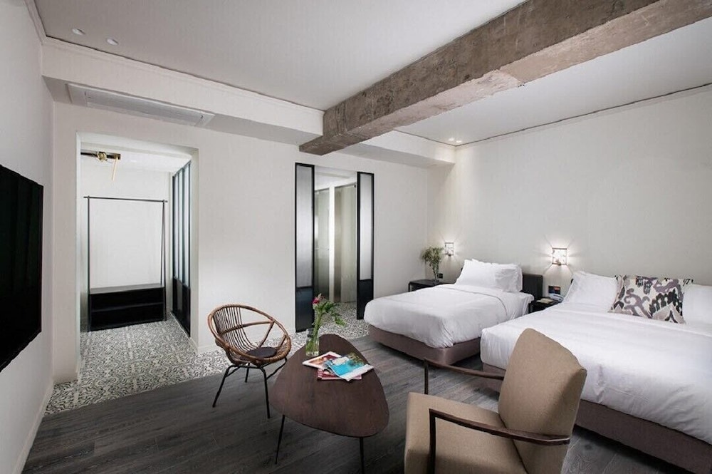SUITE, TWIN BEDS
