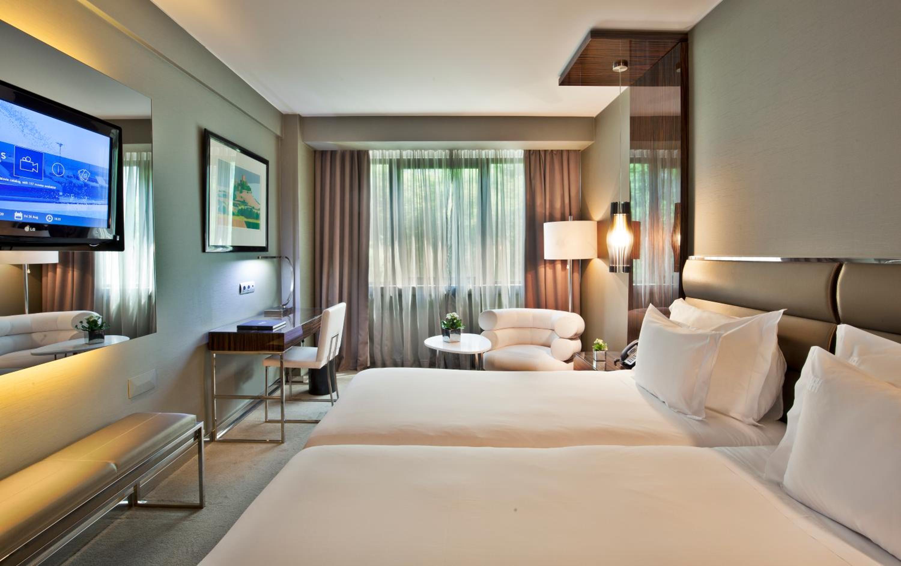 DELUXE, DOUBLE OR TWIN BED, WITH EXTRA BED