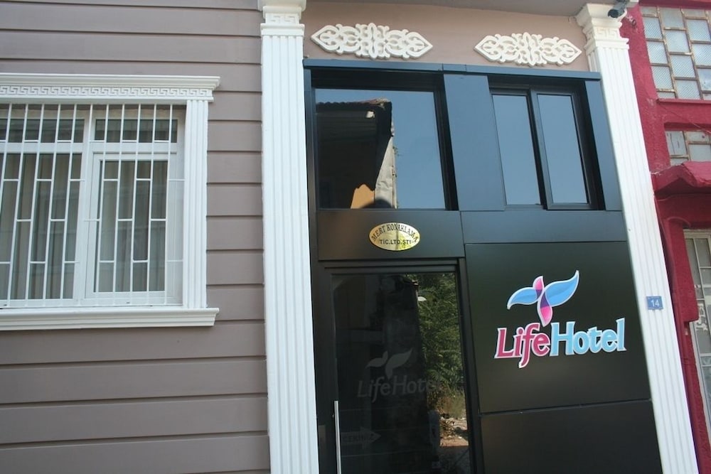 Life Hotel 8/50