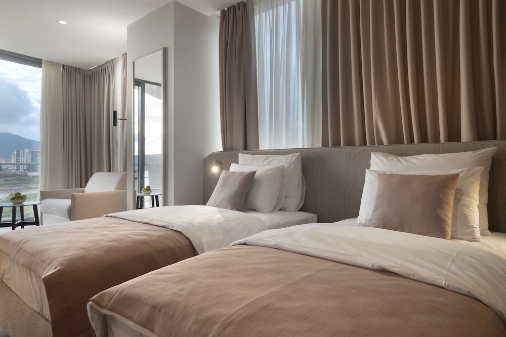 Sea Star Hotel 12/50