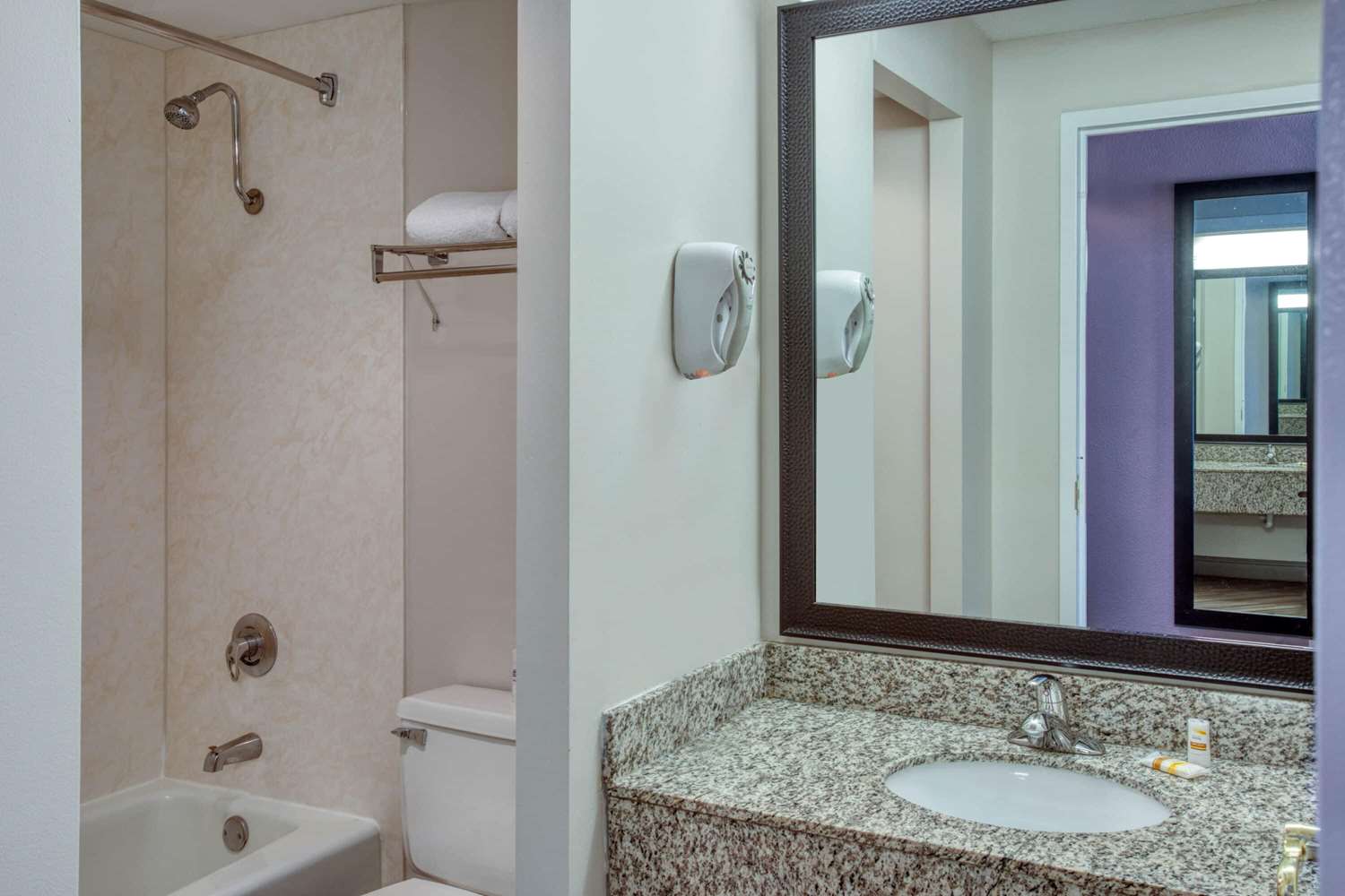 La Quinta Inn & Suites by Wyndham Minneapolis Bloomington W 48/52