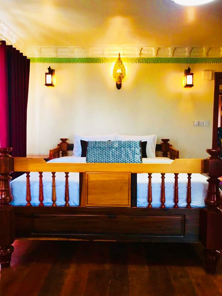 Hello Cambodia Boutique 9/46