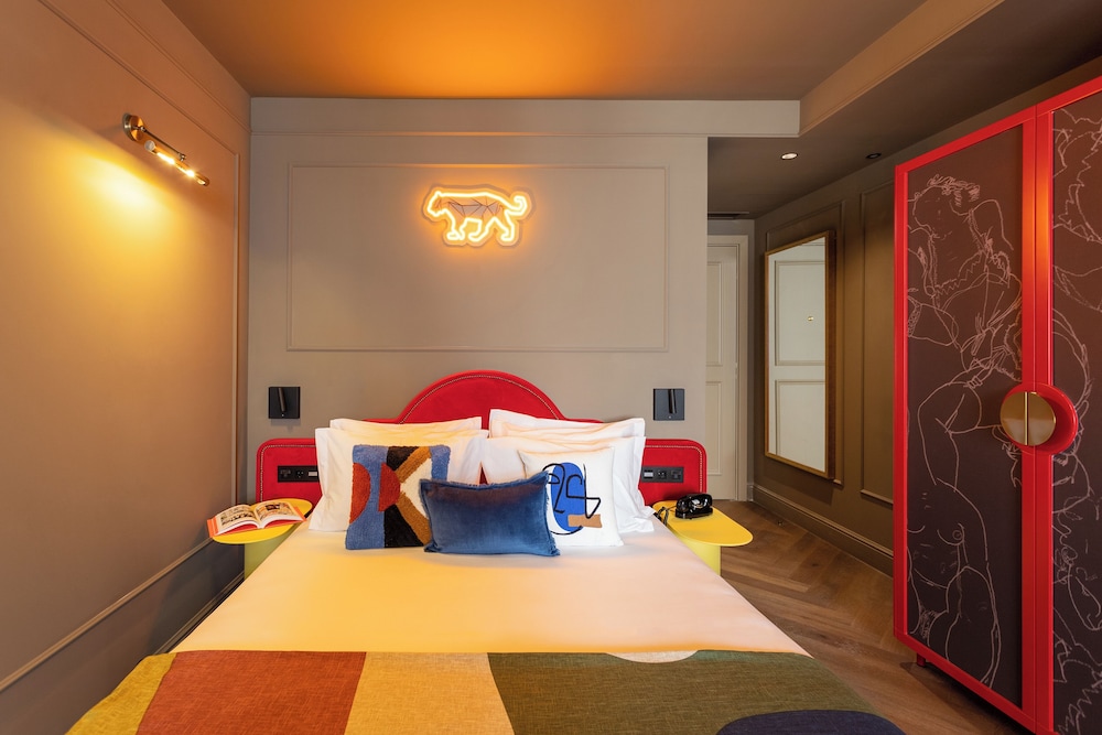 Basic, Studio, Queen Bed
