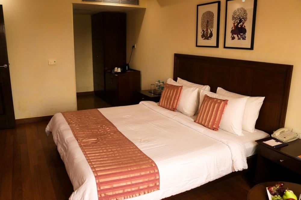 Le Lac Sarovar Portico 12/56