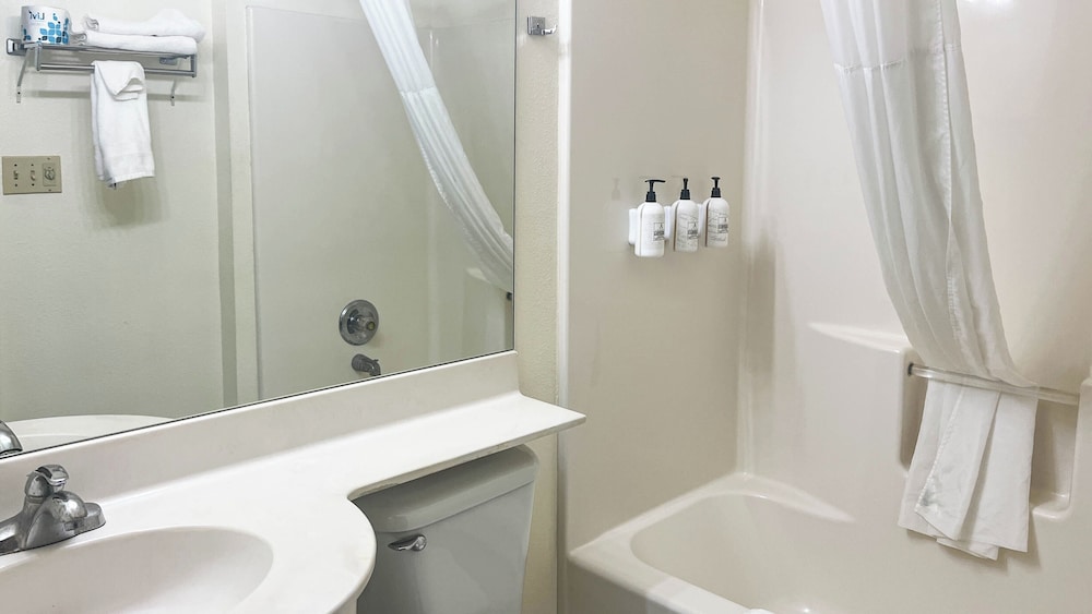 2 Queen Beds - Non-Smoking, Micfridge، Motel6 Brush CO 4/4