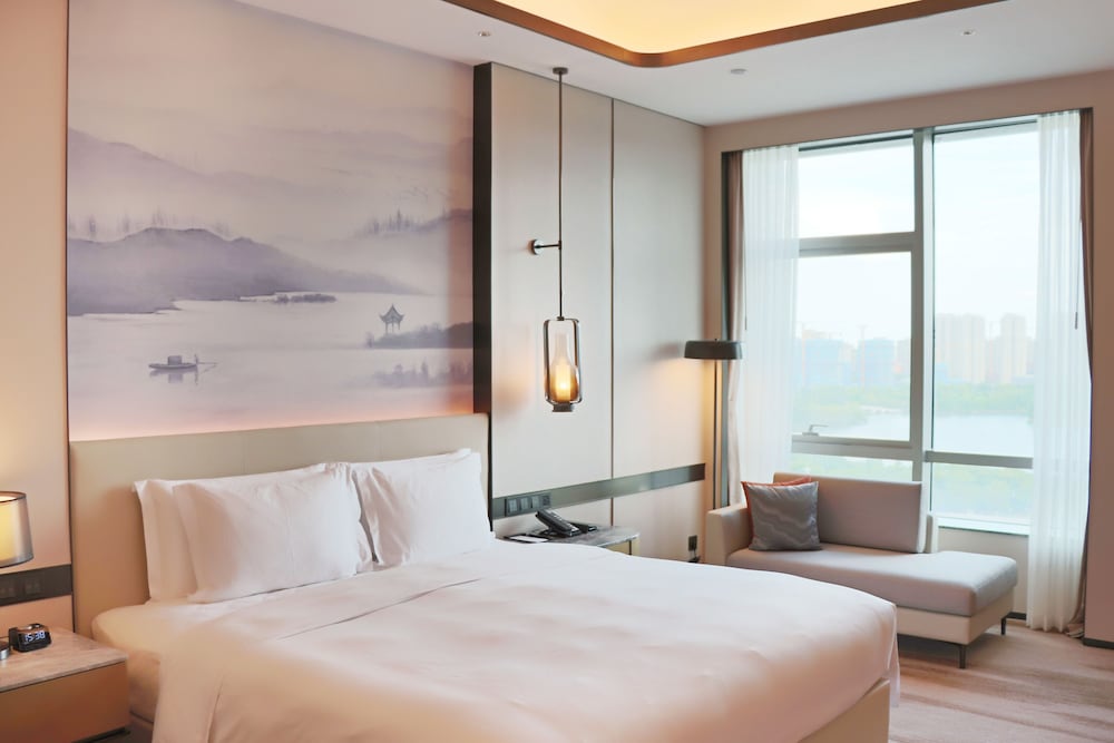 DELUXE, KING BED, LAKE VIEW