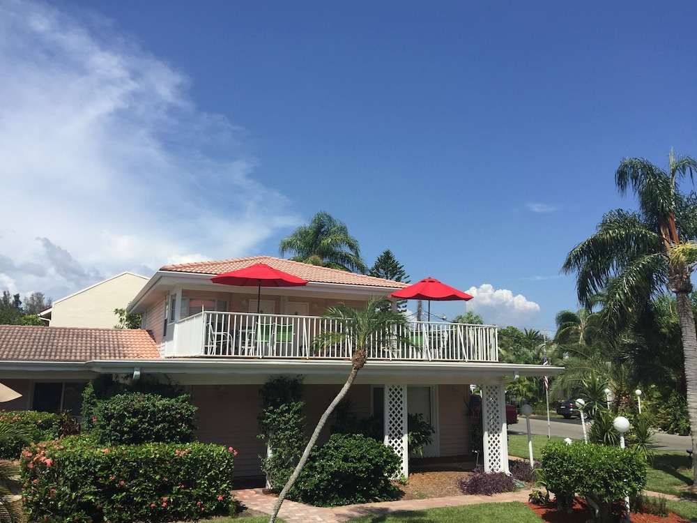 Tropical Beach Resorts 2/79