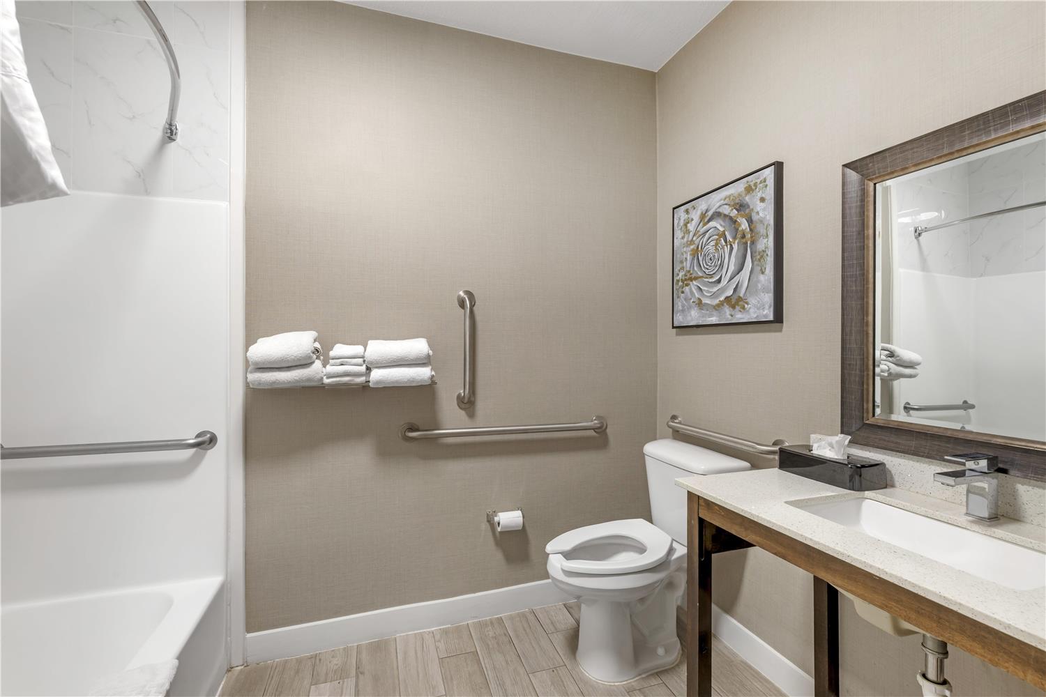 غرفة بسريرين كوين يُسمح فيها بالحيوانات الأليفة بحوض استحمام لذوي الإعاقة، Best Western Independence Kansas City 4/4