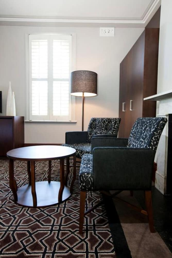 AVONMORE ON THE PARK BOUTIQUE HOTEL 35/39