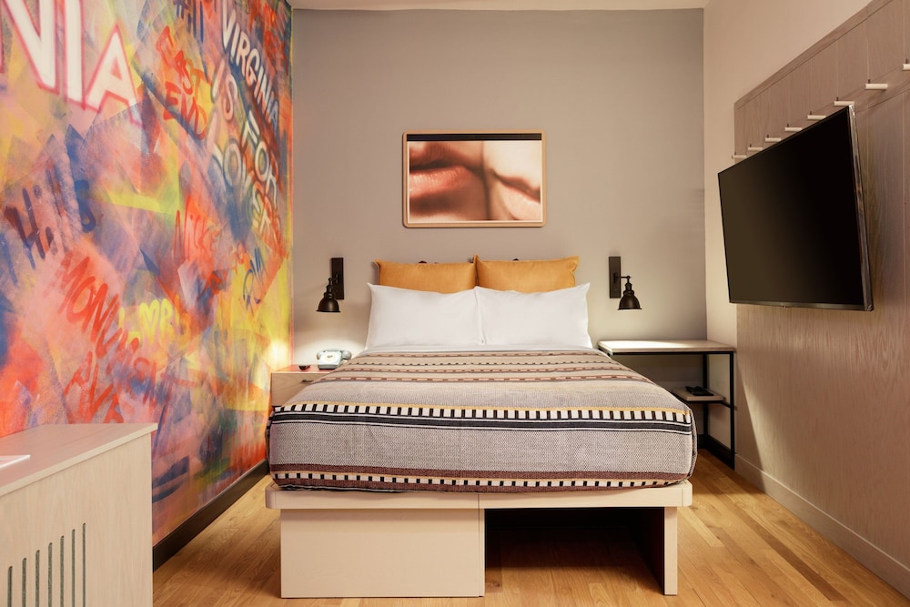 Specialty, Queen Bed, Accessible