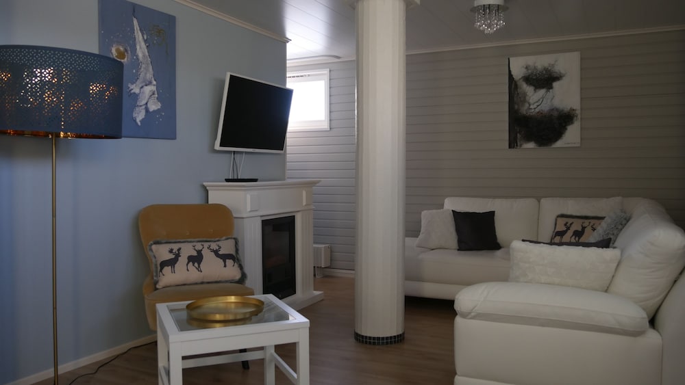 Golden Circle Suites 34/49