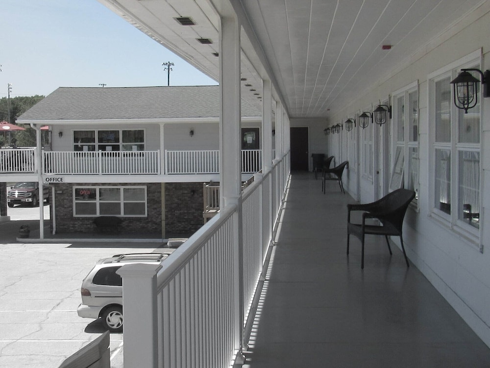 Brewer Motor Inn 6/25