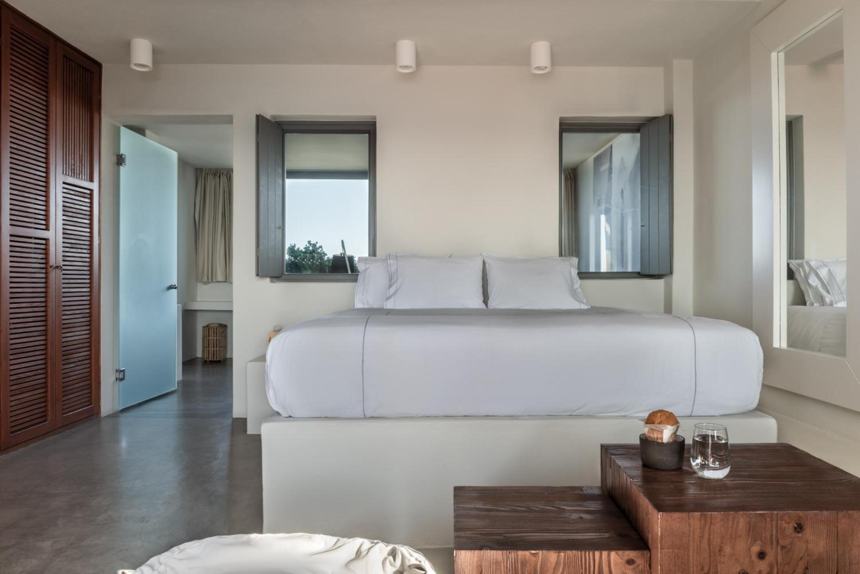 Deluxe, Suite, Caldera View, Outdoor Jetted Tub، West East Suites - Adults Only 8/10