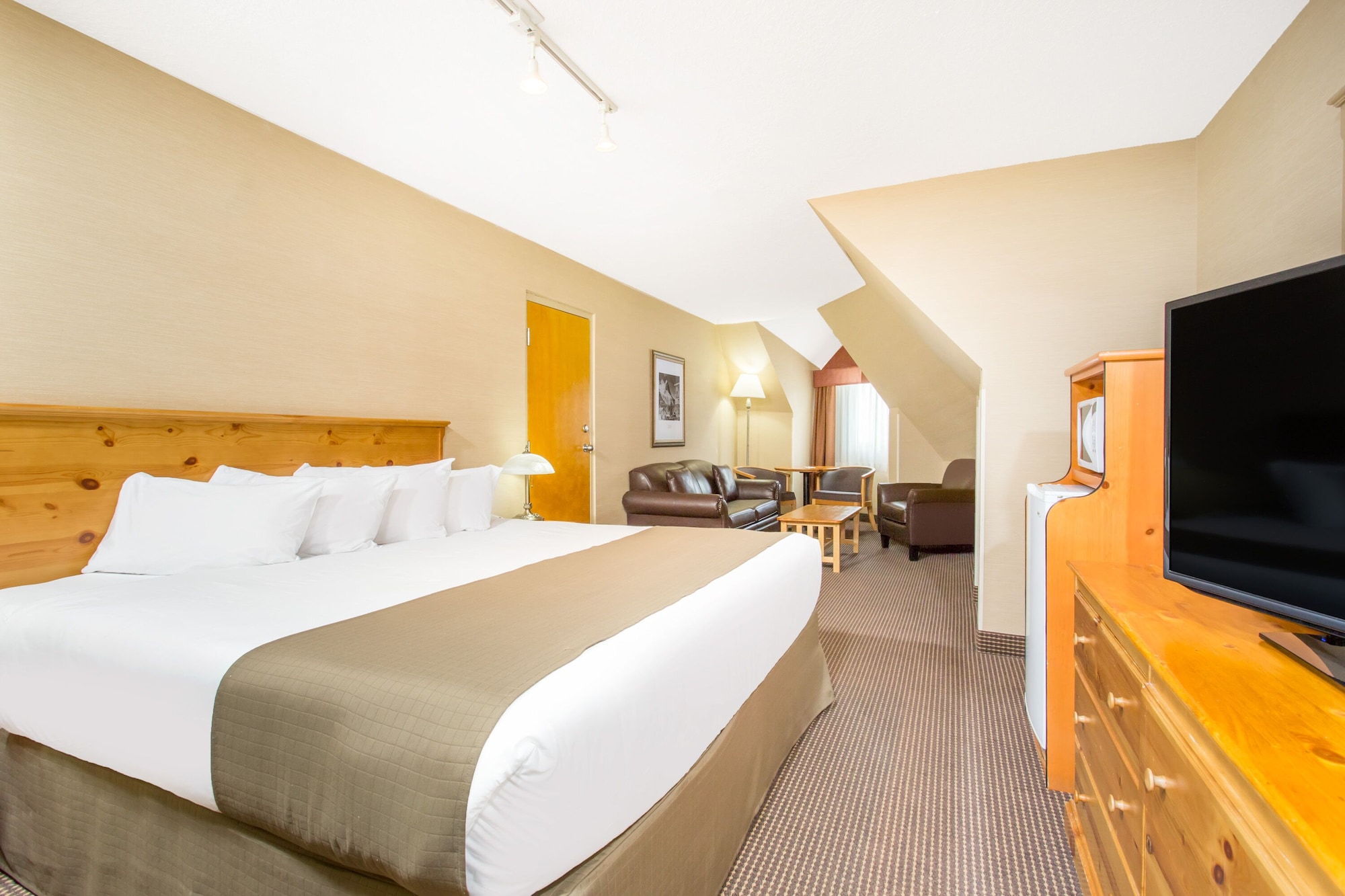 DELUXE, KING BED