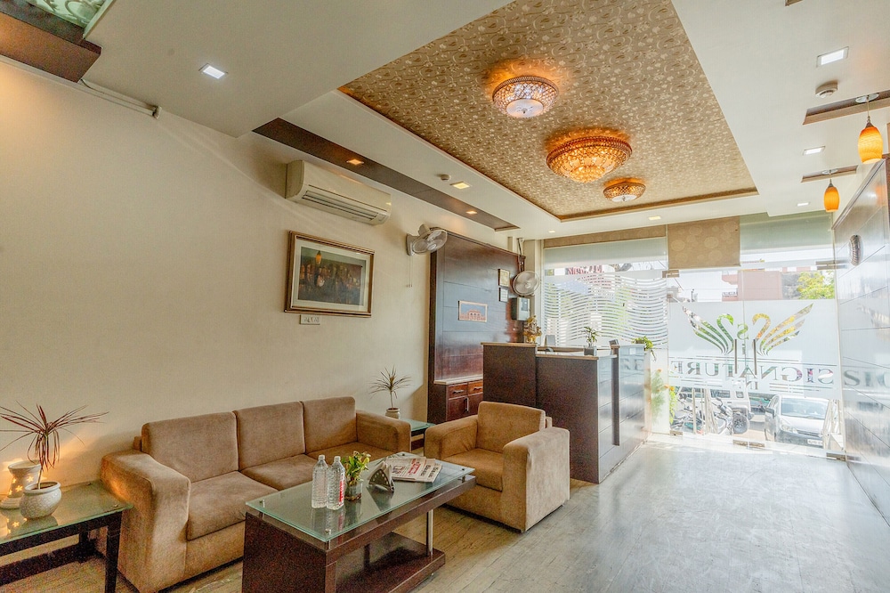 Fabhotel Signature Inn 38/50