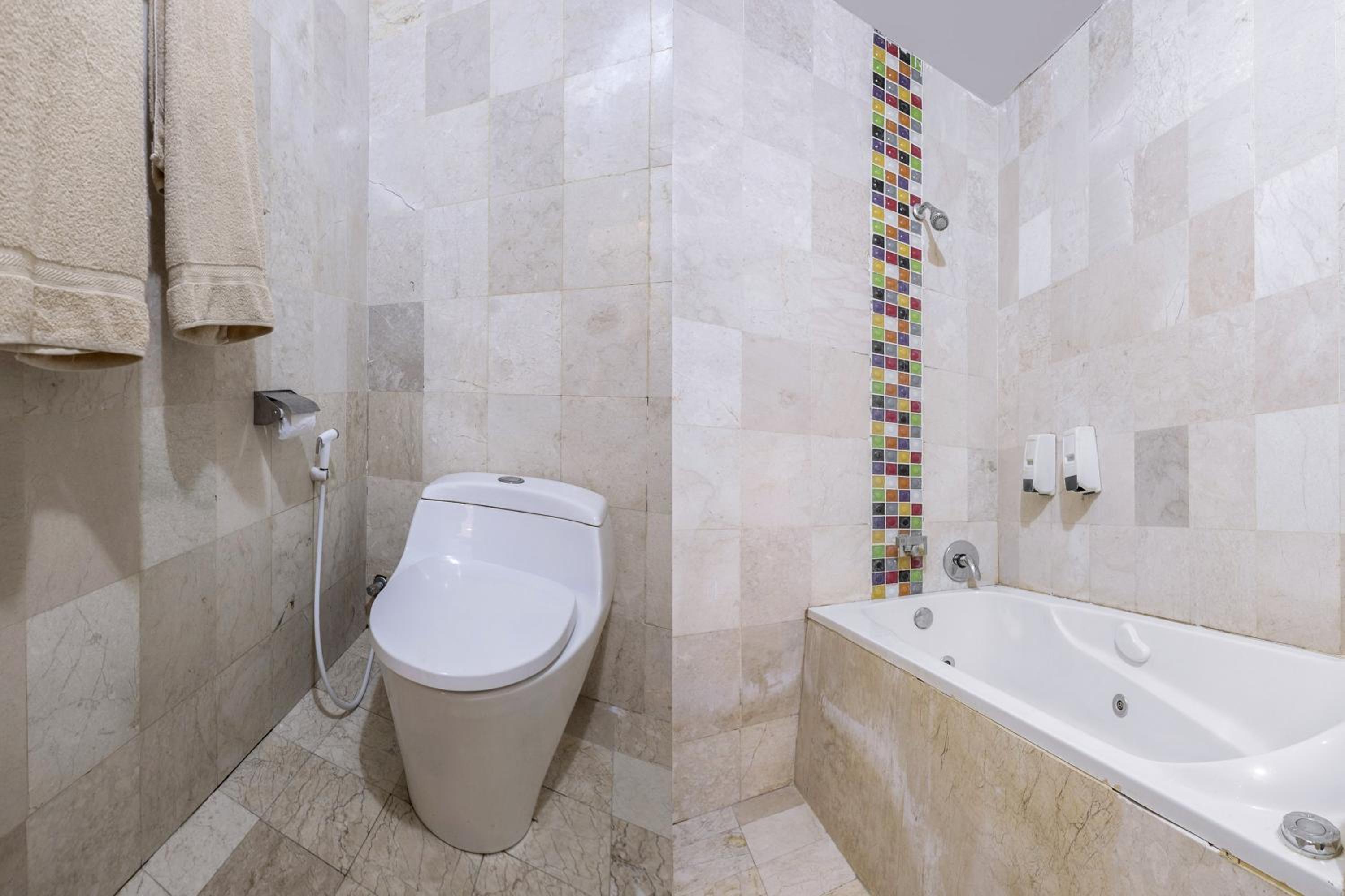 Townhouse Oak near Losari Beach formerly Lynt Hotel Makassar 31/32