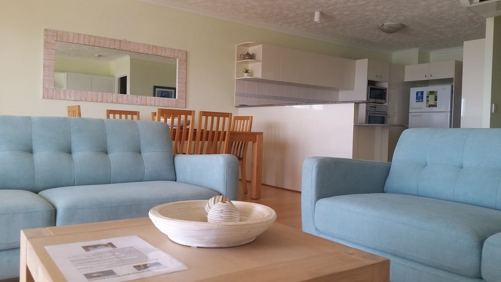 MOORINGS BEACH RESORT 37/77