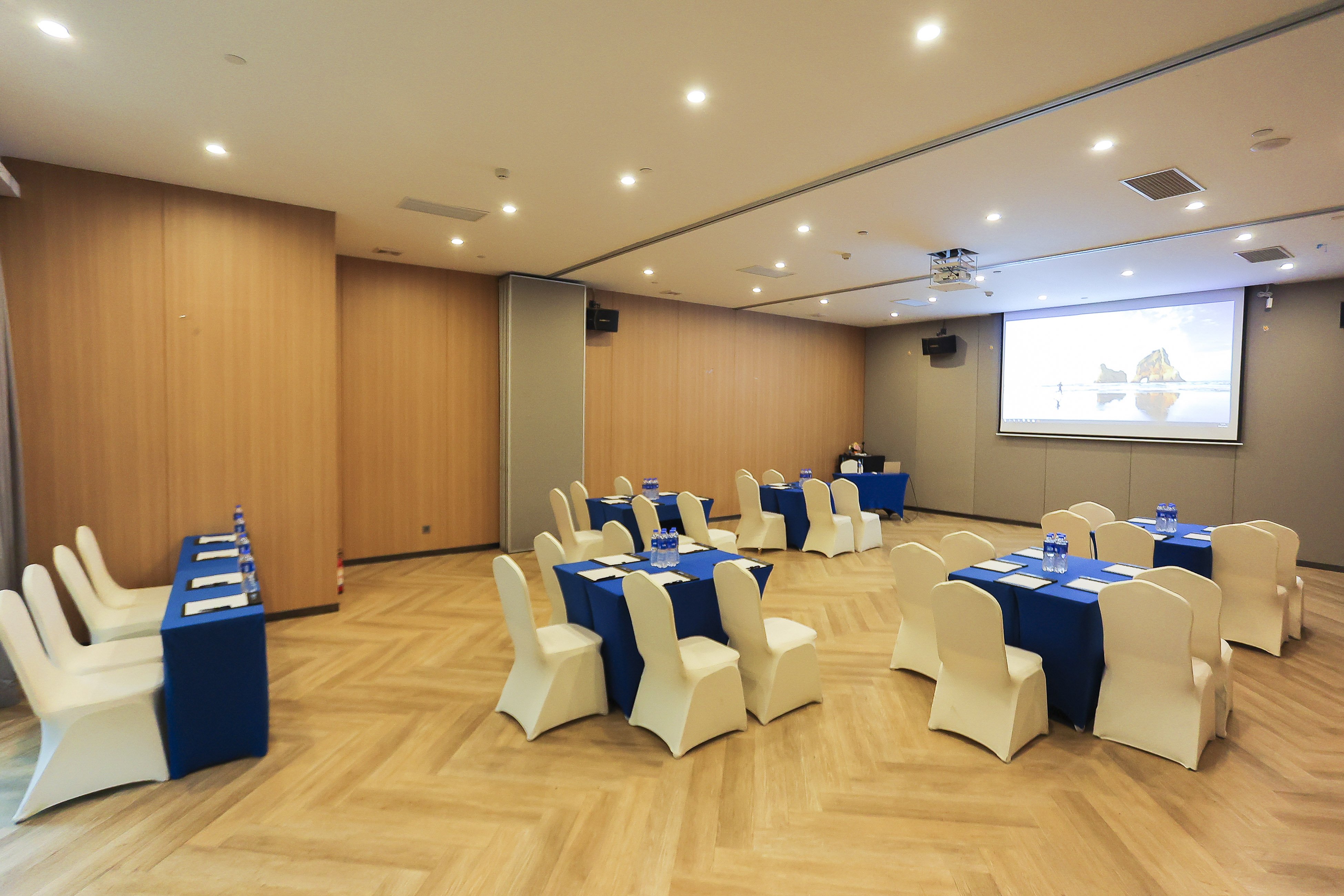 Holiday Inn Express Shanghai Xuhui Binjiang 9/11