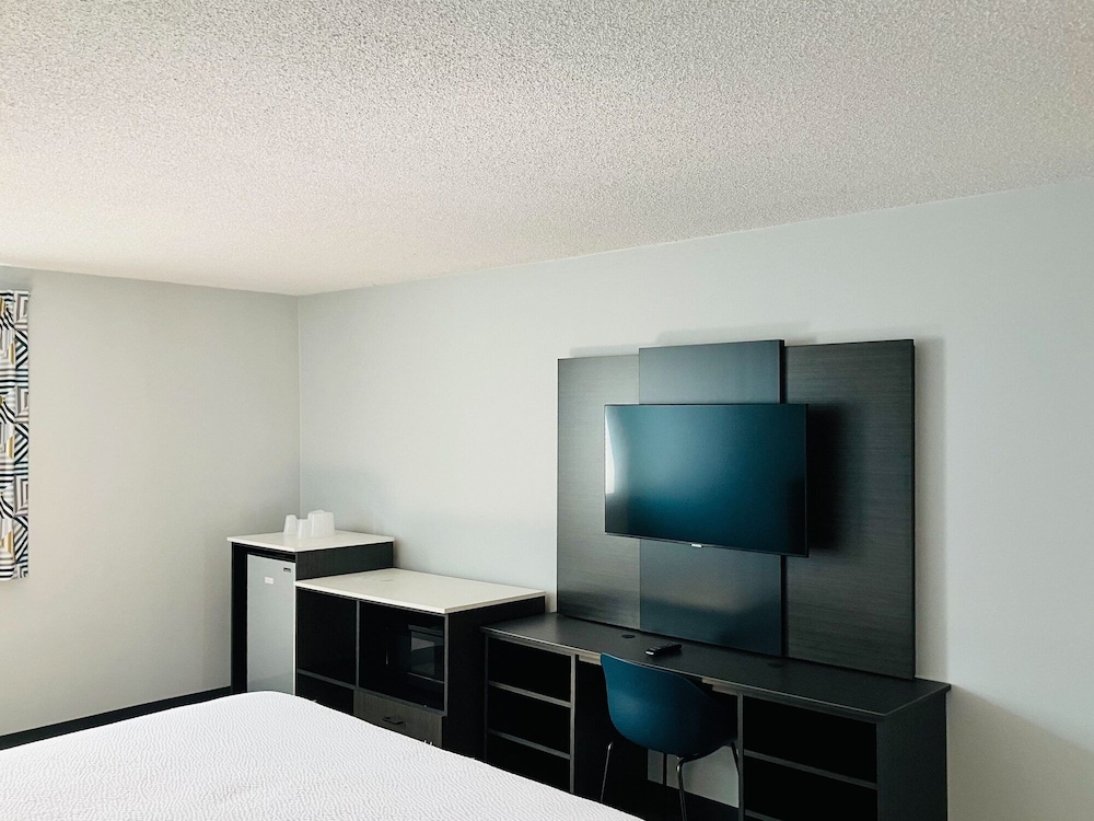 Studio6 Suites Carson, CA 26/37