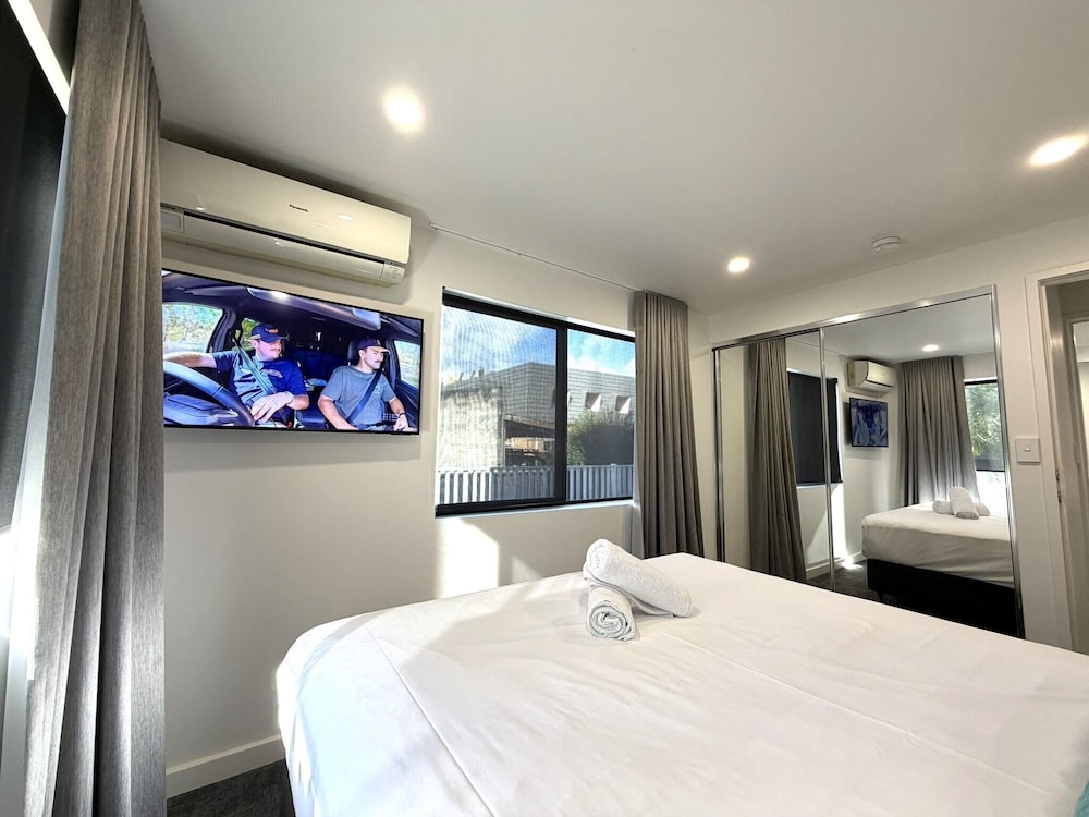 1 BEDROOM, APARTMENT, 1 KING AND 1 SINGLE BEDS