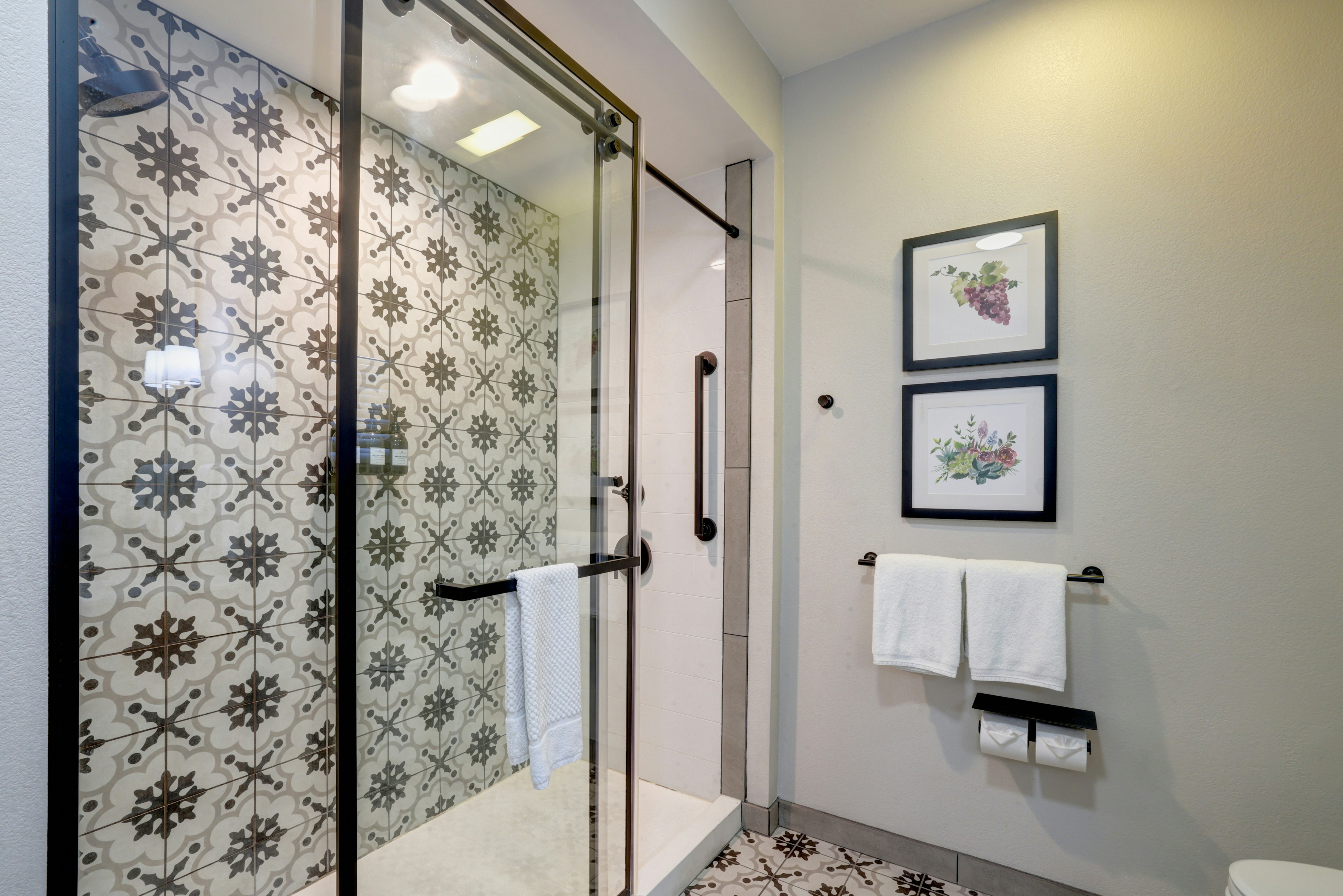 غرفة بسرير كينج بشرفة، The Lodge at Healdsburg, tapestry Collection by Hilton 7/7