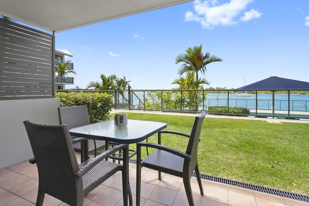 NOOSA SHORES RESORT 52/70