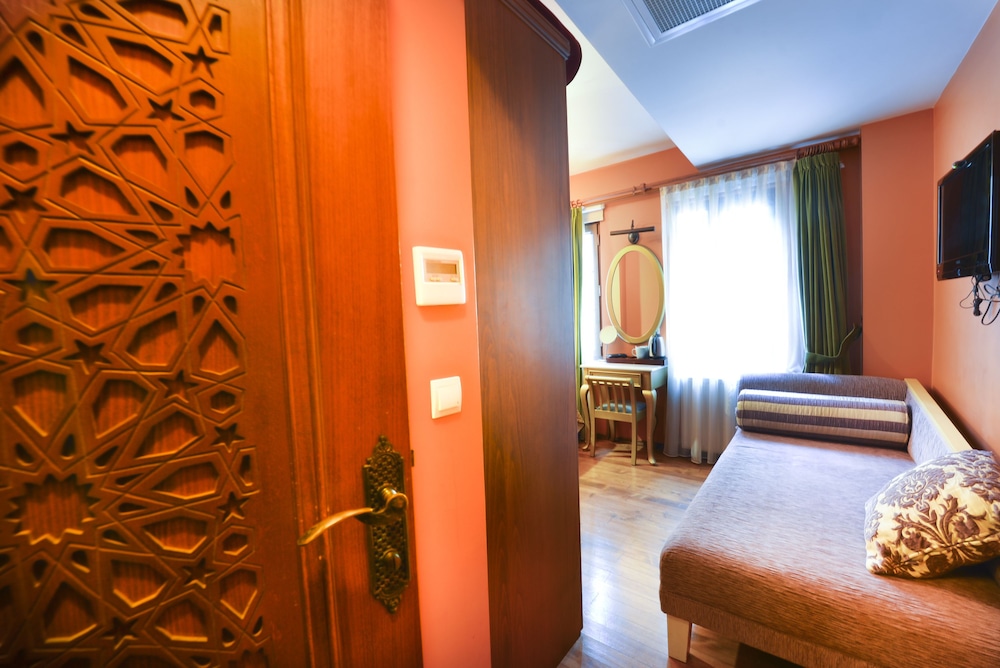 MERIAL HOTEL 18/43