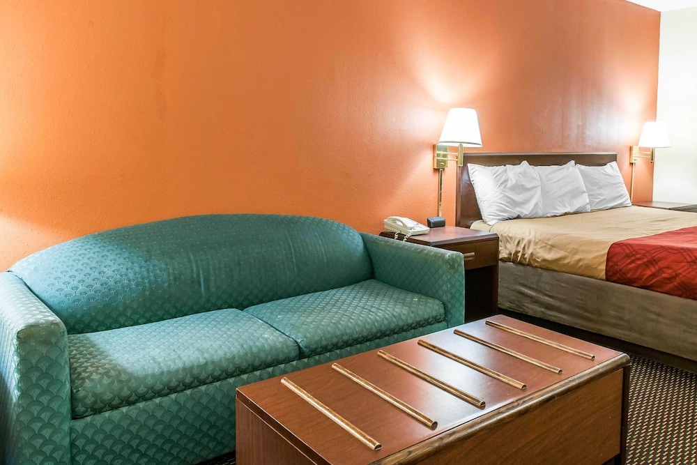 Econo Lodge Seymour, IN 25/37
