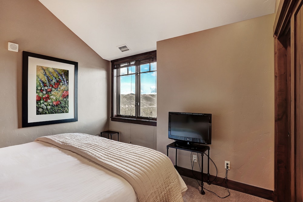 Crystal Peak Lodge 25/74
