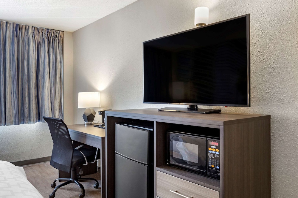 Clarion Pointe Raleigh Midtown 28/33