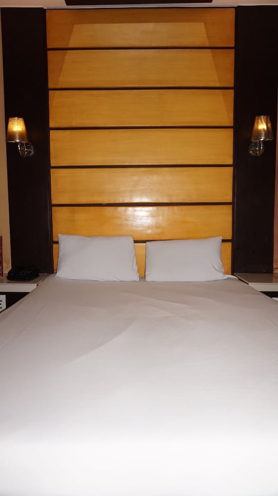 Harts Hotel Quezon City 18/30