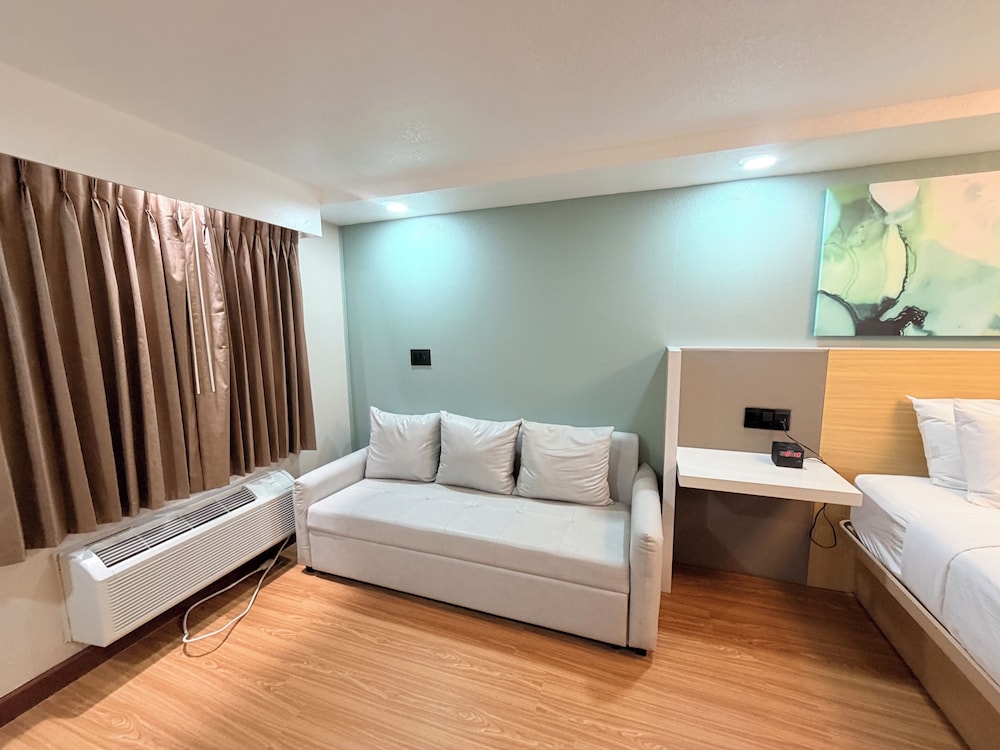 Room, Queen Bed, Wyndham Garden Salina Conference Center 5/10