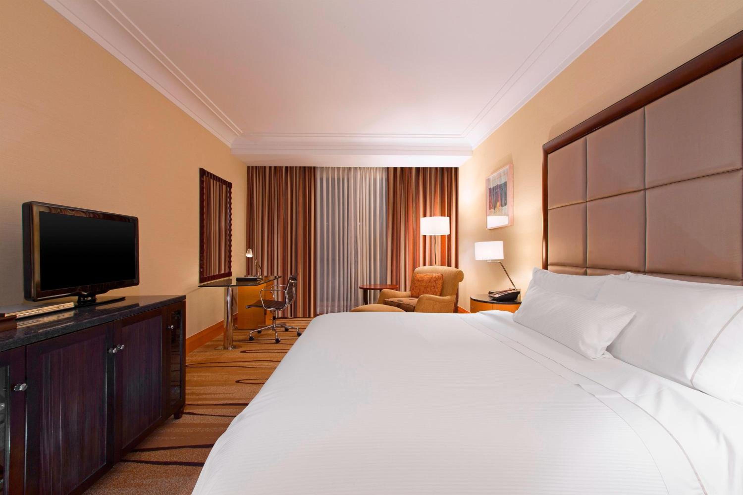 Renovated, Guest Room, King Bed, City View, Pool Side