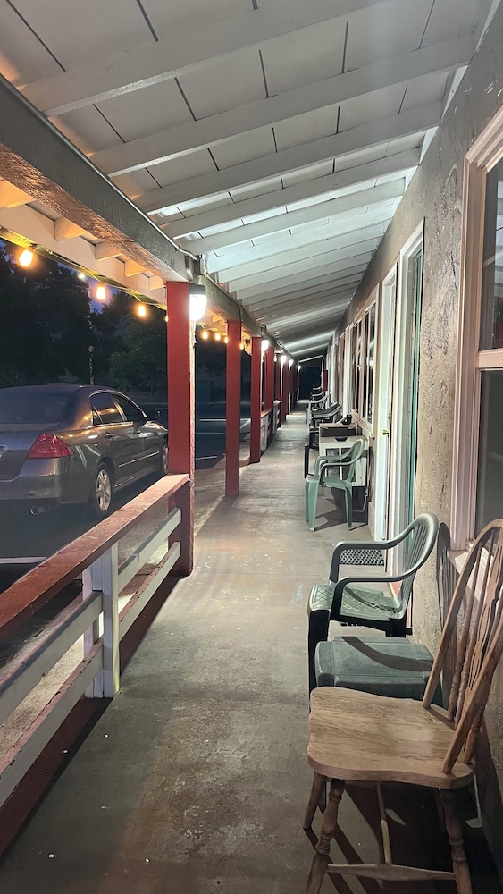 Jumping Frog Motel 43/67