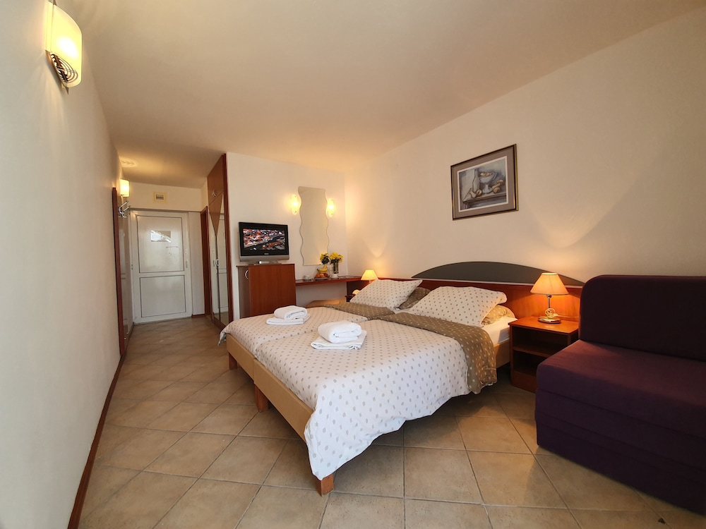 BRZET HOTEL OMIS 11/50