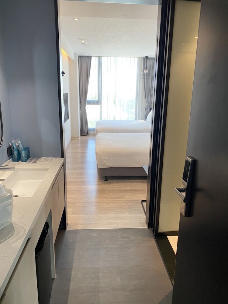 Explore Hotel 25/28