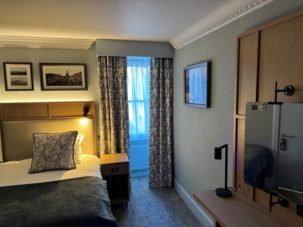 ROOM, SINGLE