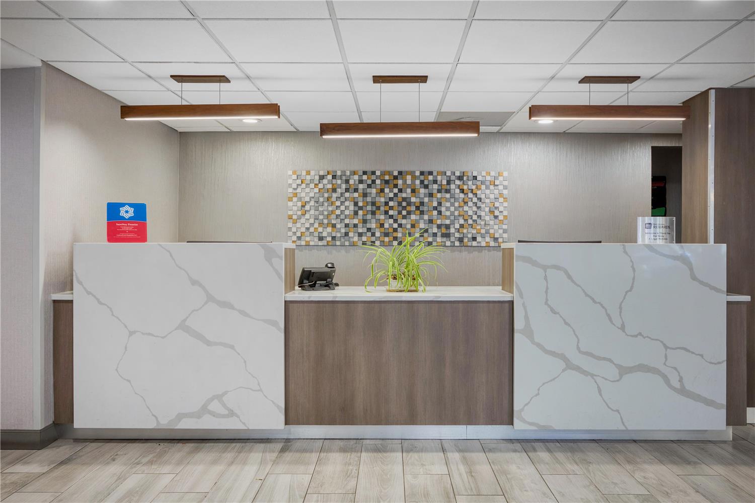 Surestay Plus Hotel By Best Western Chicago Lombard 4/36