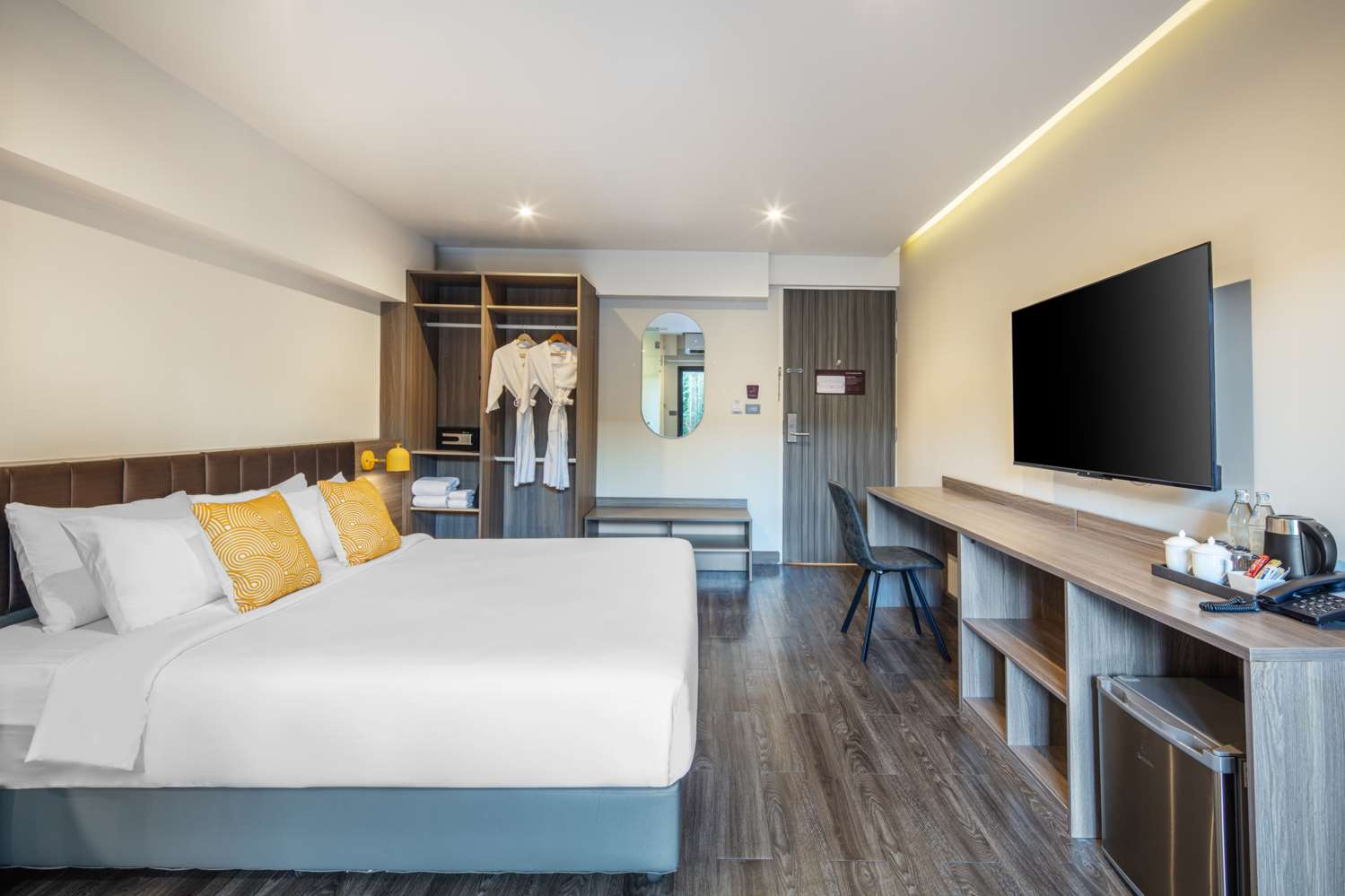 Deluxe, King Bed, Pool Side