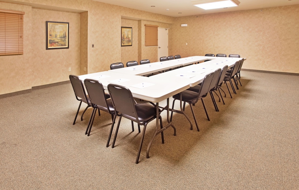 Candlewood Suites Joplin 32/35