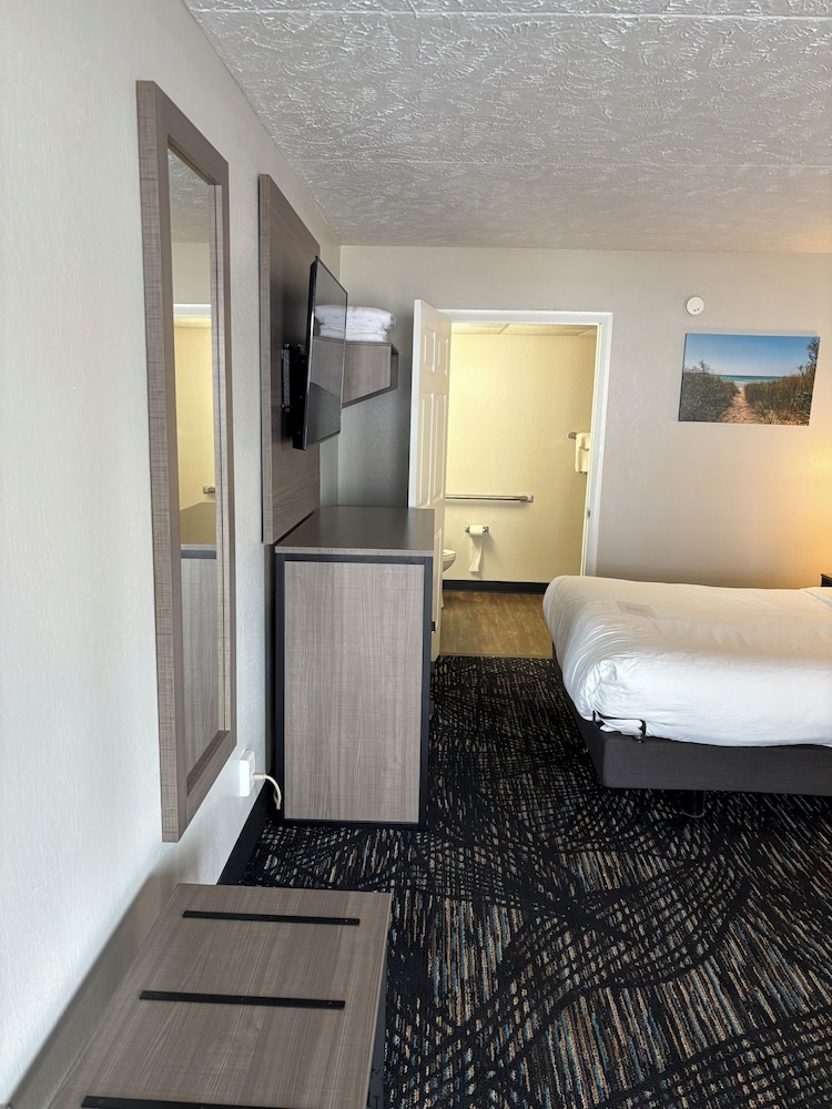 Room, Queen Bed, Building 2, Accessible، Baymont by Wyndham Petoskey 5/6