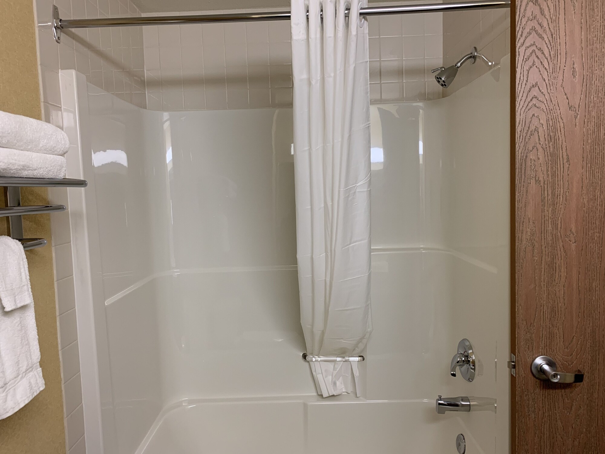 جناح بسرير كينج مع أريكة بمطبخ، Merit Hotel And Suites 3/3