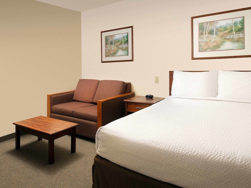 WoodSpring Suites Kansas City Mission 18/36
