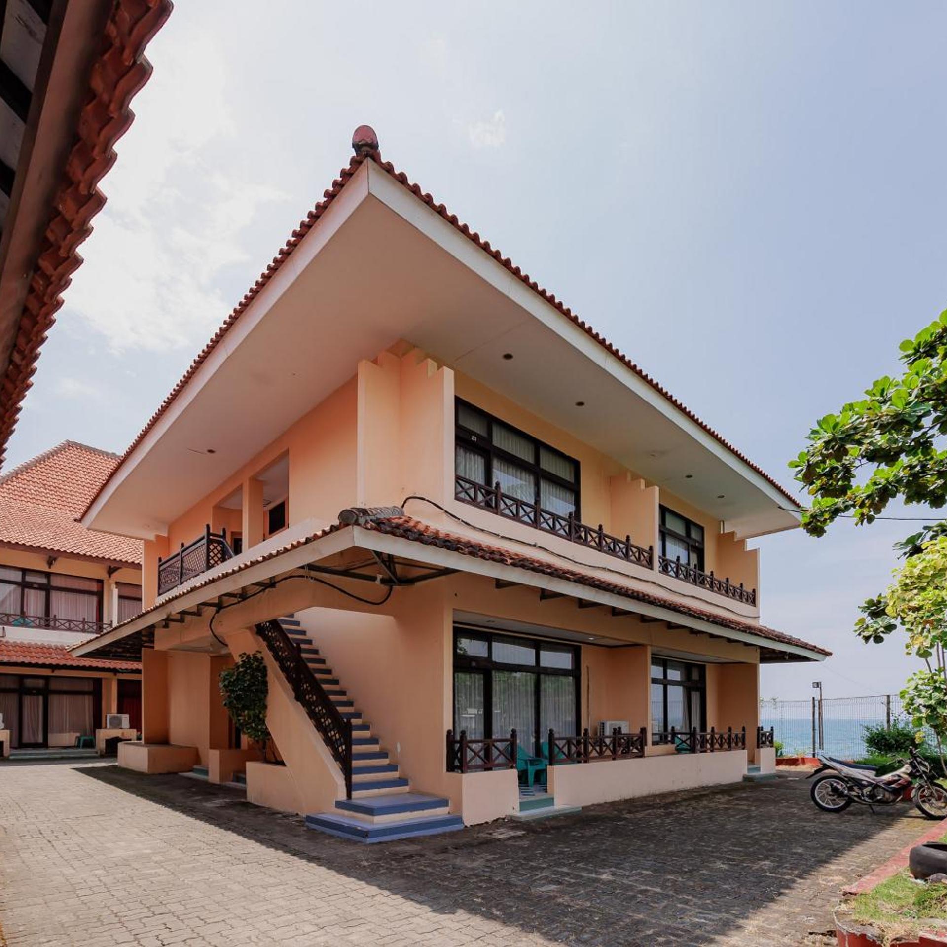 RedDoorz Plus near Tugu Mercusuar Anyer 1/50