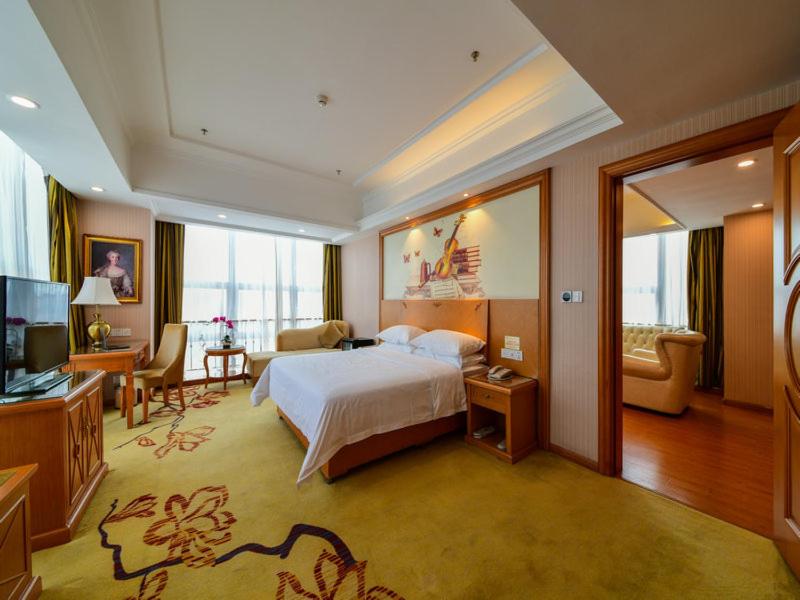 Vienna Hotel (Kunshan Qingyang North Road Wanda) 13/25