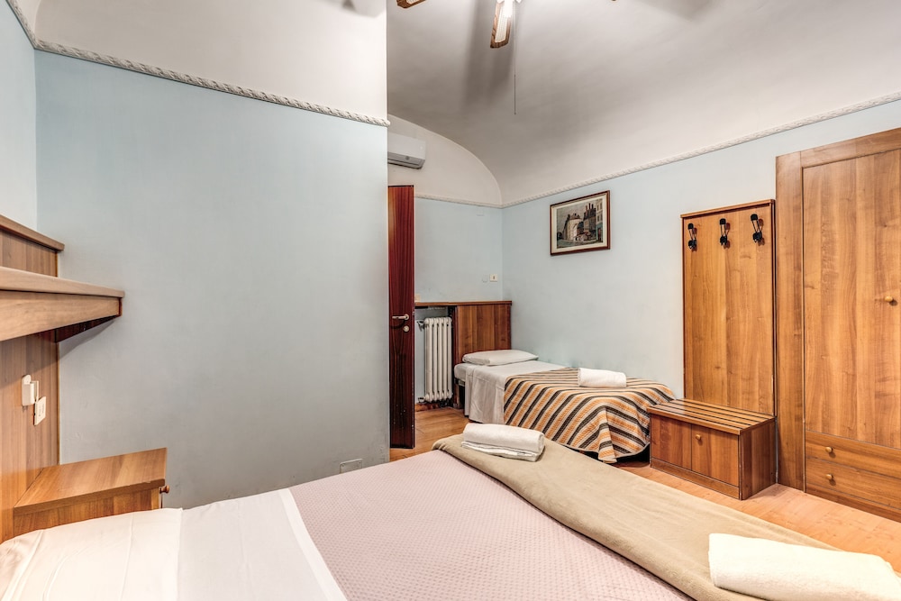 ROOM, TRIPLE, 1 DOUBLE AND 1 SINGLE BED