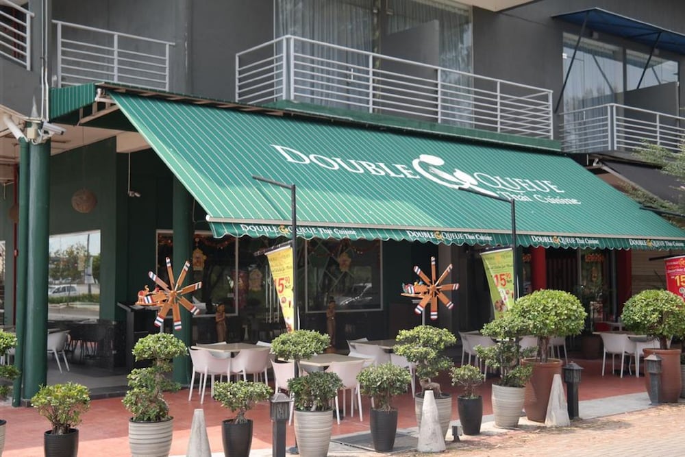 Clover Hotel 5/37